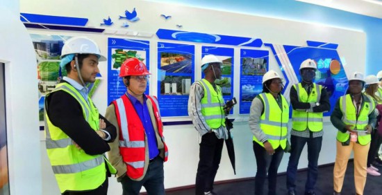   2023“一帶一路”媒體合作論壇聯(lián)合采訪團(tuán)走進(jìn)江西公司新余市綜合智慧零碳電廠展廳。（本報(bào)記者 周歡攝）