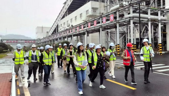   2023“一帶一路”媒體合作論壇聯(lián)合采訪團(tuán)走進(jìn)國家電投江西公司分宜電廠廠區(qū)。（本報(bào)記者 周歡攝）