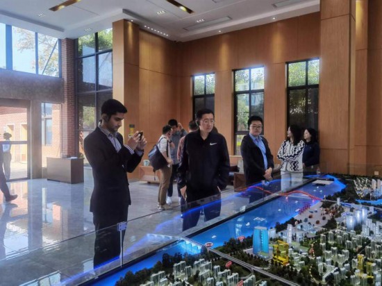 　　10月24日，2023“一帶一路”媒體合作論壇聯(lián)合采訪團(tuán)團(tuán)員在清水塘投資集團(tuán)招商服務(wù)中心參觀。本報記者 常雯宜攝
