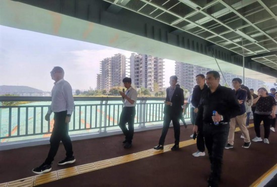 　　10月24日，2023“一帶一路”媒體合作論壇聯(lián)合采訪團(tuán)團(tuán)員走在清水塘大橋景觀通道上。本報記者 常雯宜攝