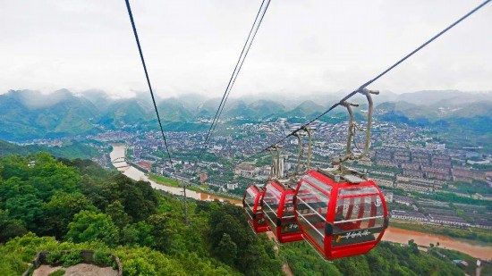　　在纜車上俯瞰赤水河及茅臺鎮(zhèn)風景。資料圖片