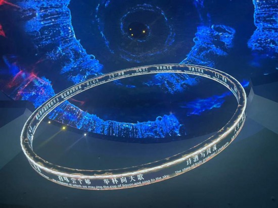 　　《天釀》演出中，屏幕上展示的歌詞。本報記者葉子攝