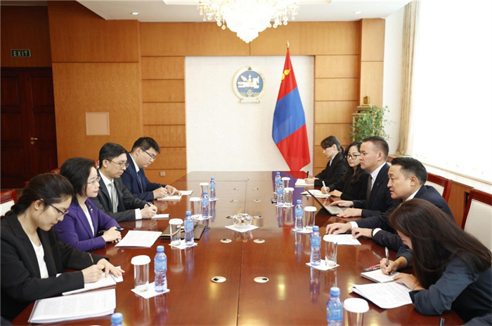 10月31日，中國駐蒙古國大使沈敏娟到任拜會蒙政府辦公廳主任兼蒙古人民黨總書記阿瑪爾巴伊斯格楞。中國駐蒙古使館供圖