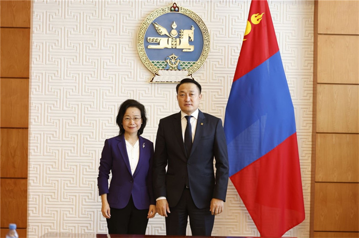 10月31日，中國駐蒙古國大使沈敏娟到任拜會蒙政府辦公廳主任兼蒙古人民黨總書記阿瑪爾巴伊斯格楞（右）。中國駐蒙古使館供圖