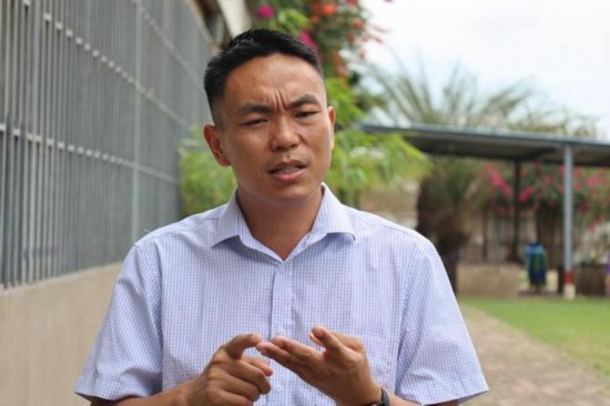   2023年10月24日，在加納特馬市，胡振興接受新華社采訪。（新華社發(fā)/賽特攝）