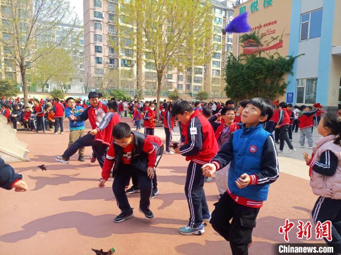 資料圖：小學生在大課間踢毽子。黃建 攝