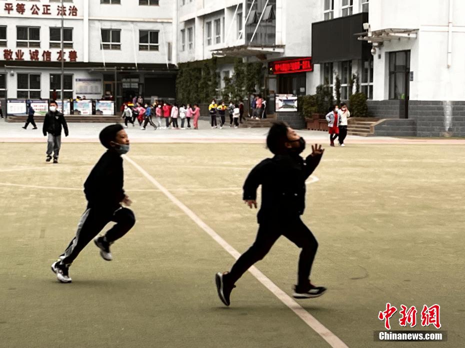 資料圖：學生們在課間玩耍。