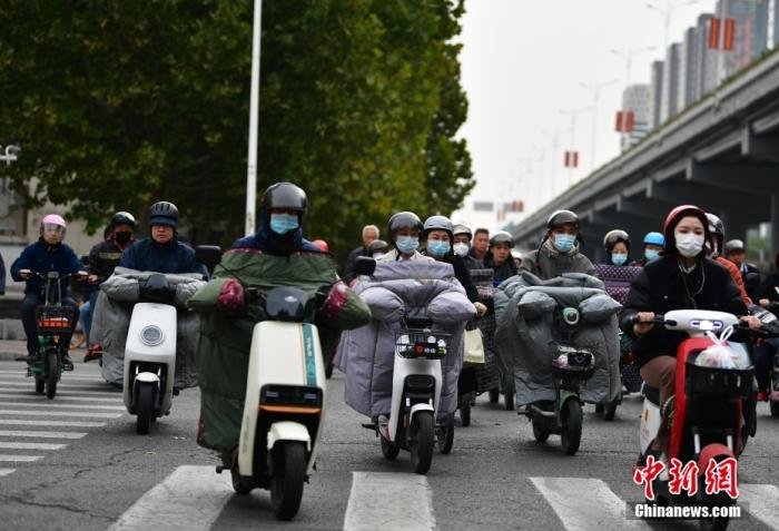 11月3日，河北石家莊迎降溫天氣，市民“捂”裝出行。 <a target='_blank' href='/'><p  align=