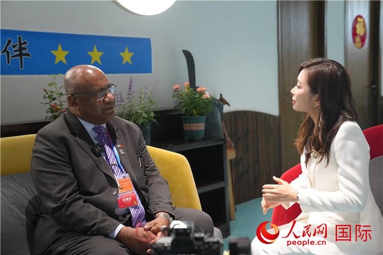 斐濟(jì)副總理兼貿(mào)易部長(zhǎng)卡米卡米加接受人民網(wǎng)記者專訪。人民網(wǎng)記者 吳超嵐攝