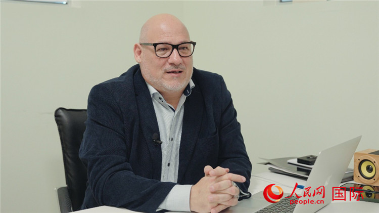 烏拉圭《共和國報(bào)》總編輯胡安·布蘭卡接受人民網(wǎng)專訪。人民網(wǎng)記者 張若涵攝