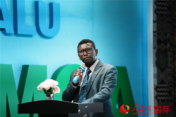 所羅門群島總理代表吉姆森·菲奧·塔南噶達發(fā)表致辭。人民網(wǎng) 彭昱凱攝