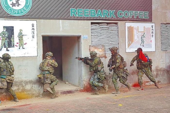 圖為2022年臺陸軍步訓(xùn)部學(xué)員模擬城鎮(zhèn)戰(zhàn)。圖片來源：臺灣《中國時報》。