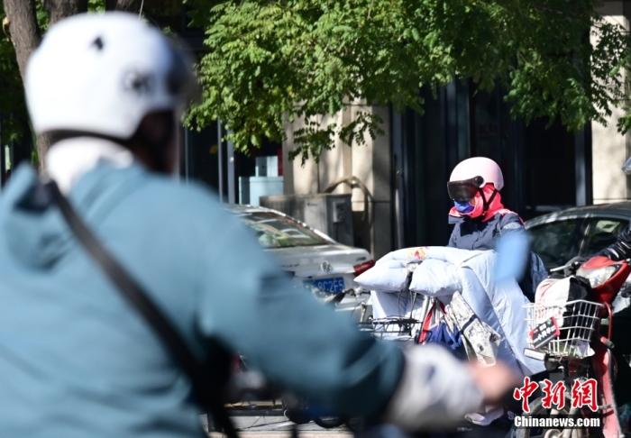 石家莊街頭，市民紛紛穿上厚厚的外套“捂”裝前行。 <a target='_blank' href='/'><p  align=