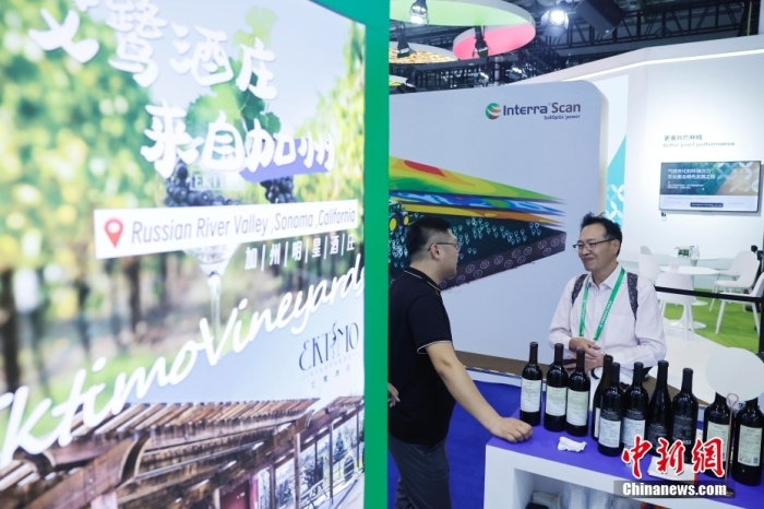 11月6日，參觀者與展臺工作人員交流。當(dāng)日，第六屆中國國際進(jìn)口博覽會在國家會展中心(上海)舉行。據(jù)上海美國商會官網(wǎng)消息，為進(jìn)一步加強(qiáng)中美經(jīng)貿(mào)聯(lián)系，上海美國商會與美國農(nóng)業(yè)部合作參展2023年第六屆中國國際進(jìn)口博覽會。今年是美國政府首次設(shè)立官方展館。<a target='_blank' href='/'><p  align=