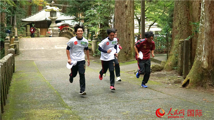 中日青少年在百年古剎里奔跑，揮灑青春的汗水。人民網(wǎng) 蔣曉辰攝