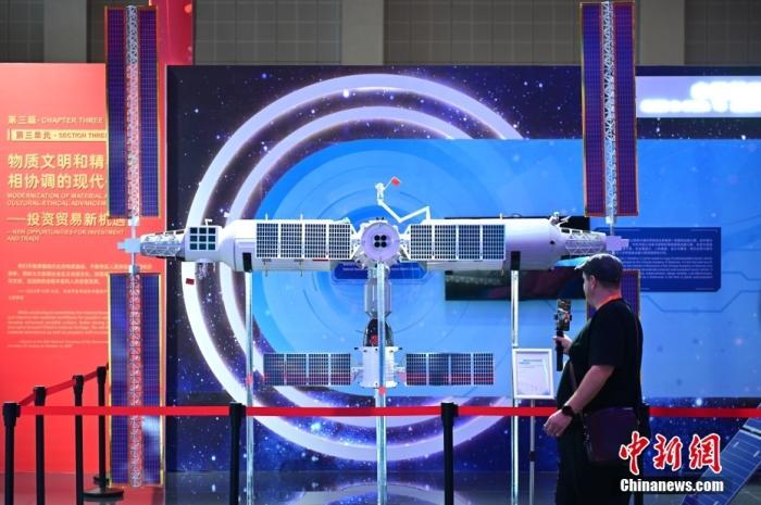 11月5日，觀眾在進(jìn)博會(huì)中國(guó)館參觀拍攝中國(guó)空間站模型。<a target='_blank' href='/'><p  align=