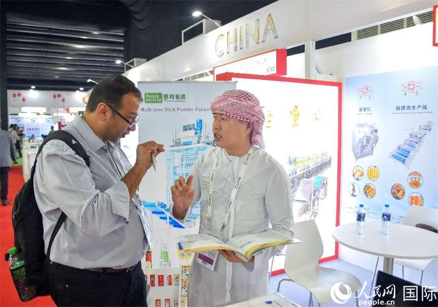 中外展商交流。 人民網(wǎng)塔里克·易卜拉欣攝