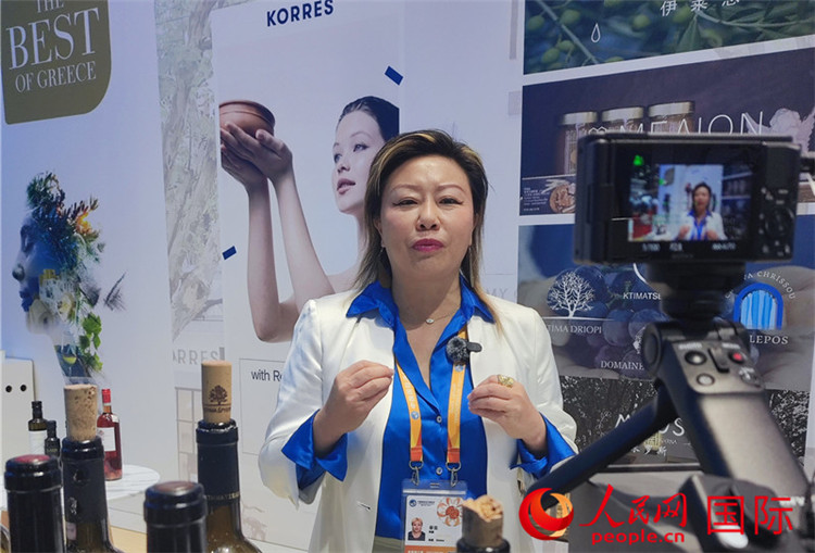 希華集團(tuán)聯(lián)合創(chuàng)始人兼總裁索菲亞女士接受采訪。人民網(wǎng) 殷韜攝