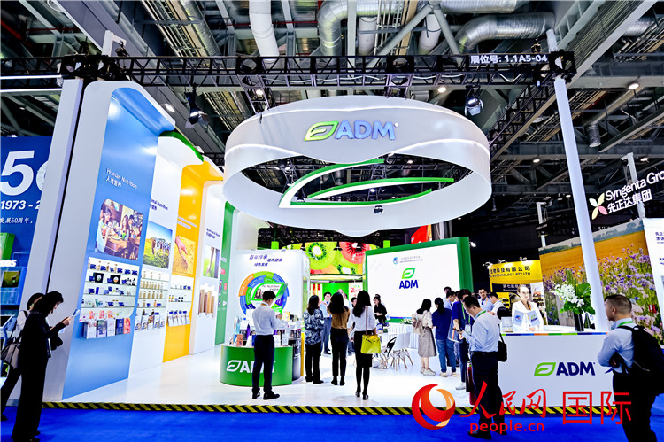 美國農(nóng)產(chǎn)品加工和貿(mào)易企業(yè)ADM在進(jìn)博會(huì)的展臺(tái)。人民網(wǎng)記者 趙益普攝