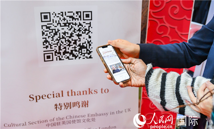 觀眾掃碼《我們的中國(guó)故事》系列視頻。人民網(wǎng) 郭錦標(biāo)攝