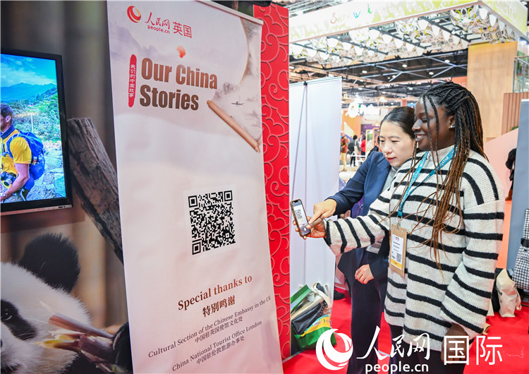 觀眾掃碼《我們的中國(guó)故事》系列視頻。人民網(wǎng) 郭錦標(biāo)攝