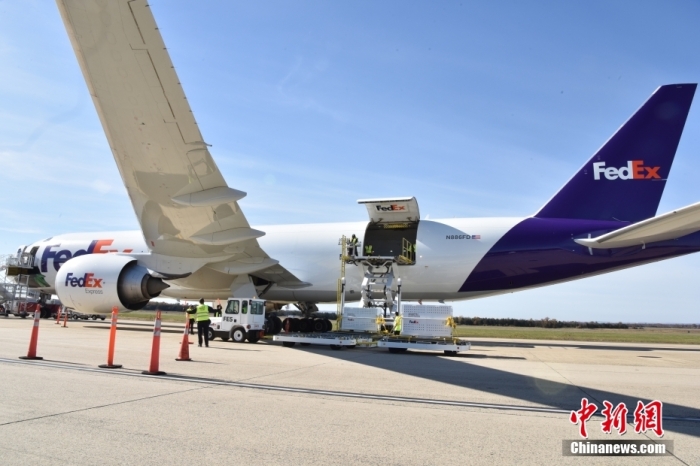 當(dāng)?shù)貢r間11月8日，美國華盛頓史密森學(xué)會國家動物園的大熊貓“美香”“添添”和它們的幼崽“小奇跡”乘坐的專機從華盛頓杜勒斯國際機場起飛前往中國成都。圖為裝有大熊貓的特制“旅行箱”正在運上專機。<a target='_blank' href='/'><p  align=
