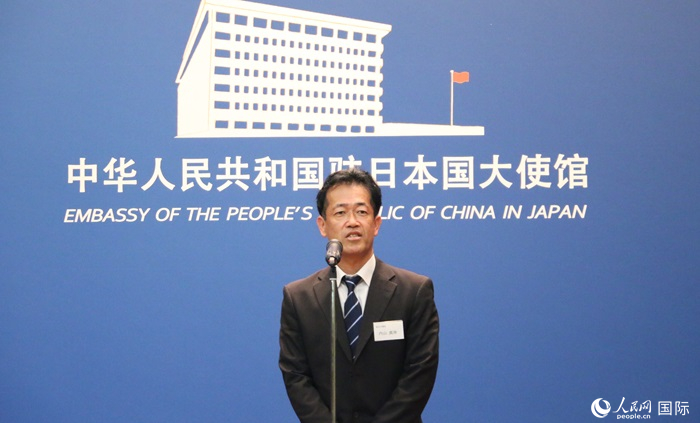 導(dǎo)師代表、東京大學(xué)教授內(nèi)山真伸發(fā)表致辭。人民網(wǎng) 許可攝