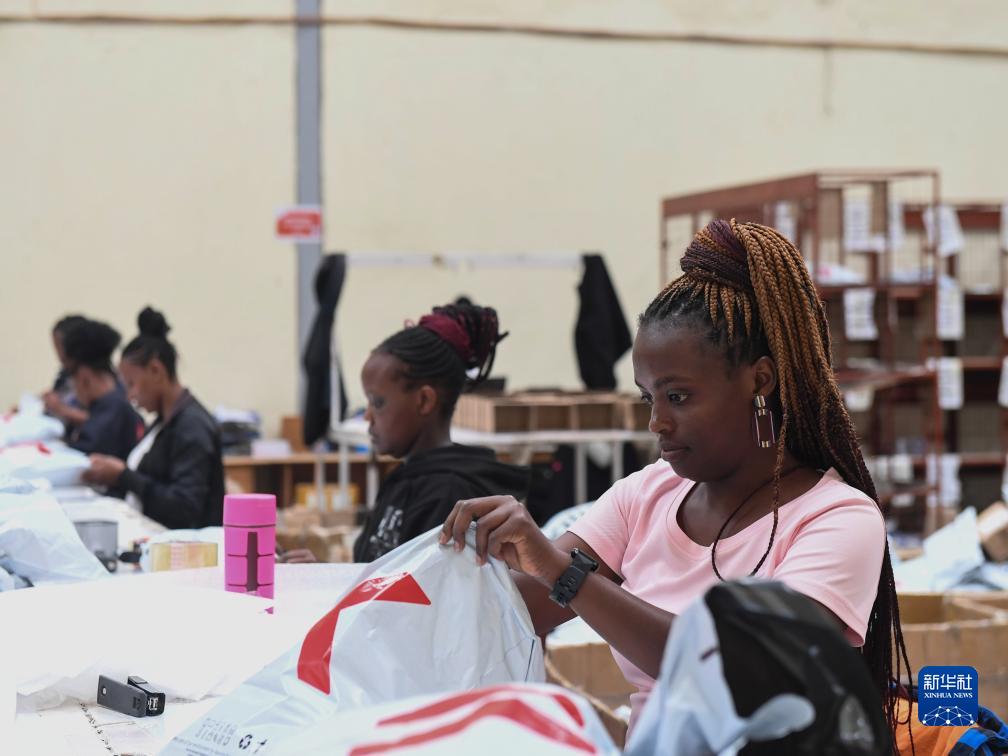 11月10日，在肯尼亞姆洛隆戈，Kilimall員工在倉庫內(nèi)包裝商品。新華社記者 李亞輝 攝