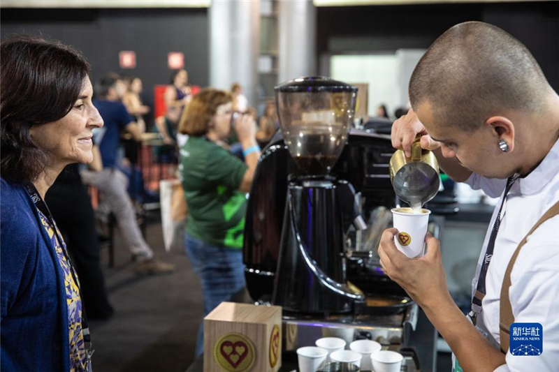 11月9日，咖啡師在巴西貝洛奧里藏特舉行的咖啡周上為參觀者制作咖啡。新華社記者 王天聰 攝