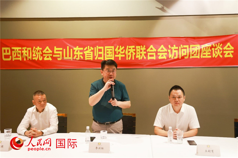 中國僑聯(lián)副主席、山東省僑聯(lián)主席李興鈺（中）在座談會上致辭。人民網(wǎng)記者 陳海琪攝