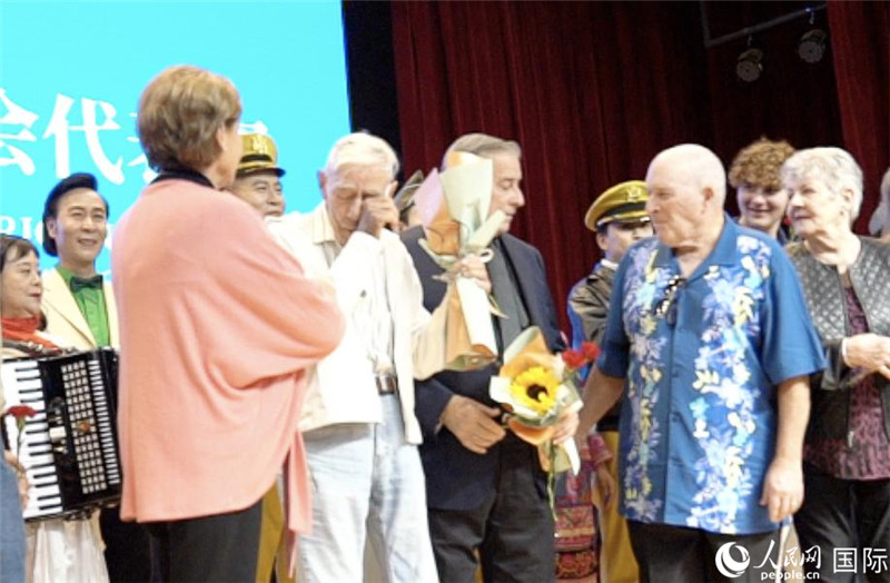 哈里·莫耶和代表團(tuán)其他成員訪問昆明外國(guó)語(yǔ)學(xué)校，觀看講述飛虎隊(duì)開辟駝峰航線故事的音樂劇《翠堤長(zhǎng)虹》，并與學(xué)校師生合唱《友誼地久天長(zhǎng)》。人民網(wǎng) 趙瞳攝