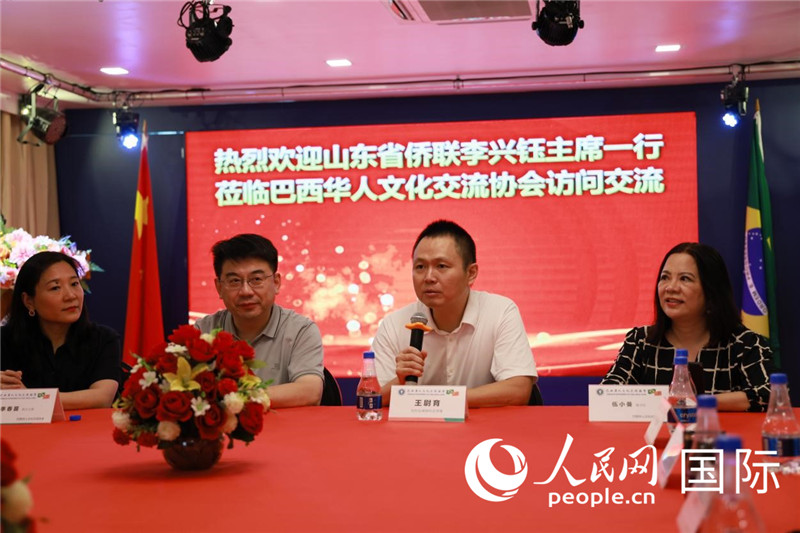 中國駐里約熱內(nèi)盧副總領(lǐng)事王尉育（右二）發(fā)表致辭。人民網(wǎng)記者宋亦然攝