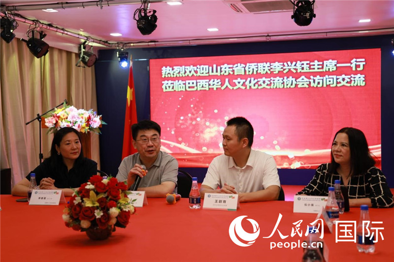 山東省僑聯(lián)主席李興鈺（左二）和與會僑領(lǐng)座談。人民網(wǎng)記者宋亦然攝