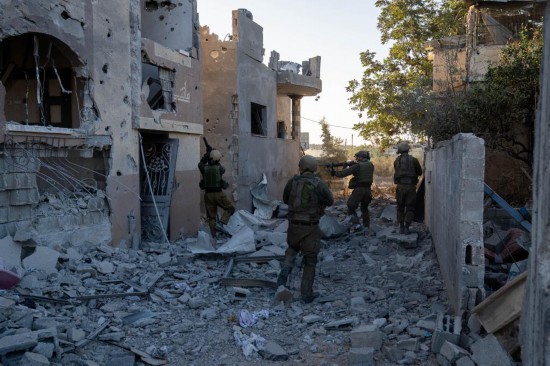 這張以色列國防軍11月12日發(fā)布的照片顯示，以軍地面部隊在加沙地帶北部開展軍事行動。新華社發(fā)