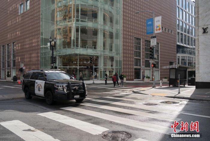 當(dāng)?shù)貢r(shí)間11月13日，美國加州舊金山聯(lián)合廣場周邊剛剛被沖洗過的街道較往常更為整潔。<a target='_blank' href='/'><p  align=