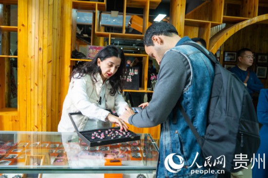 歐亞國(guó)家記者拍攝記錄黔東南州施洞鎮(zhèn)民族手工藝品。人民網(wǎng) 陽(yáng)茜攝