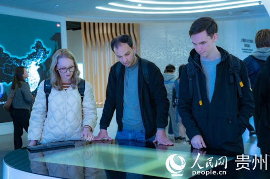 在國(guó)家大數(shù)據(jù)（貴州）綜合試驗(yàn)區(qū)交流體驗(yàn)中心，歐亞國(guó)家記者體驗(yàn)貴州大數(shù)據(jù)應(yīng)用場(chǎng)景。人民網(wǎng) 陽(yáng)茜攝