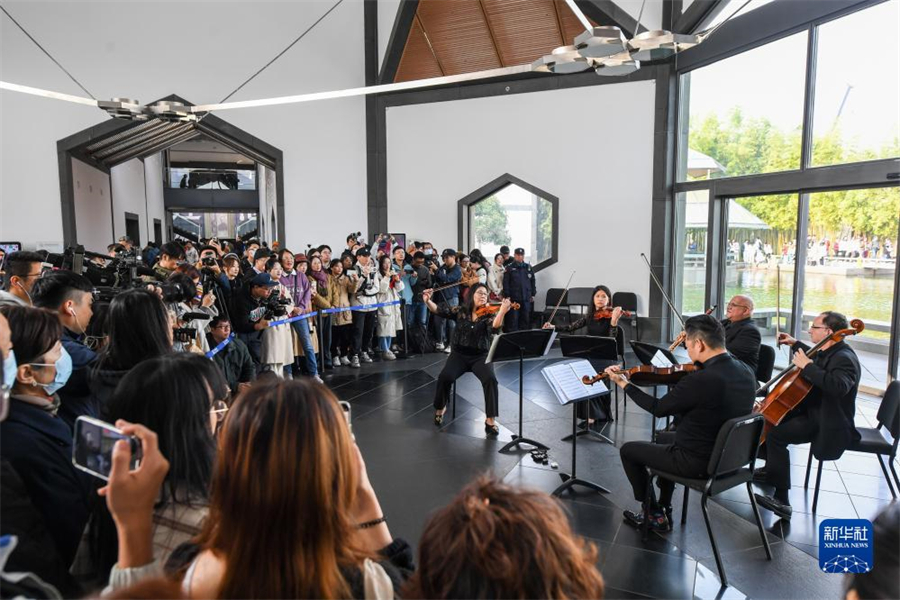 11月16日，費城交響樂團的演奏家們在蘇州博物館大廳內演奏。新華社記者 李博 攝