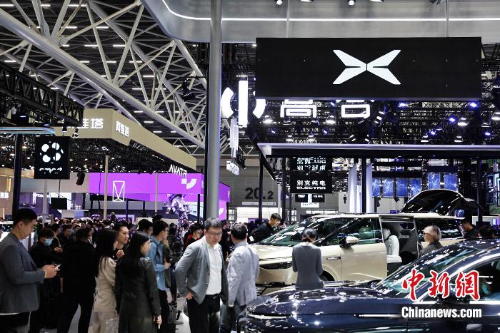 11月17日，廣州車展展館人流如織。中新財經記者 葛成 攝