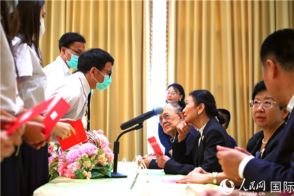 圖為獎助學(xué)金頒發(fā)現(xiàn)場。人民網(wǎng)記者 白元琪攝