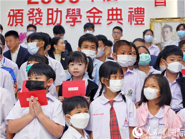 圖為出席嘉賓和現(xiàn)場獲獎學(xué)生合影留念。人民網(wǎng)記者 白元琪攝