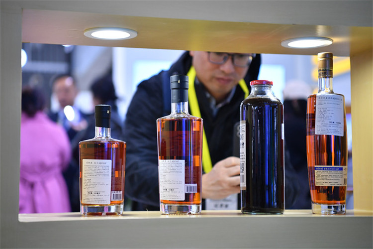 11月16日，觀眾在第七屆絲博會上參觀阿塞拜疆展位上的酒水產(chǎn)品。新華社記者 邵瑞 攝