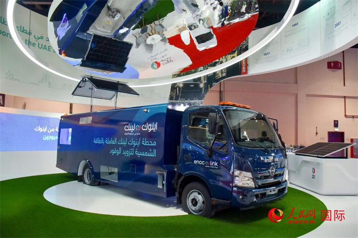 阿聯(lián)酋國家石油公司發(fā)布的電動(dòng)運(yùn)油卡車。該卡車用光伏板和電池驅(qū)動(dòng)，但主要目的是輸送汽油。   人民網(wǎng) 塔里克·易卜拉欣攝