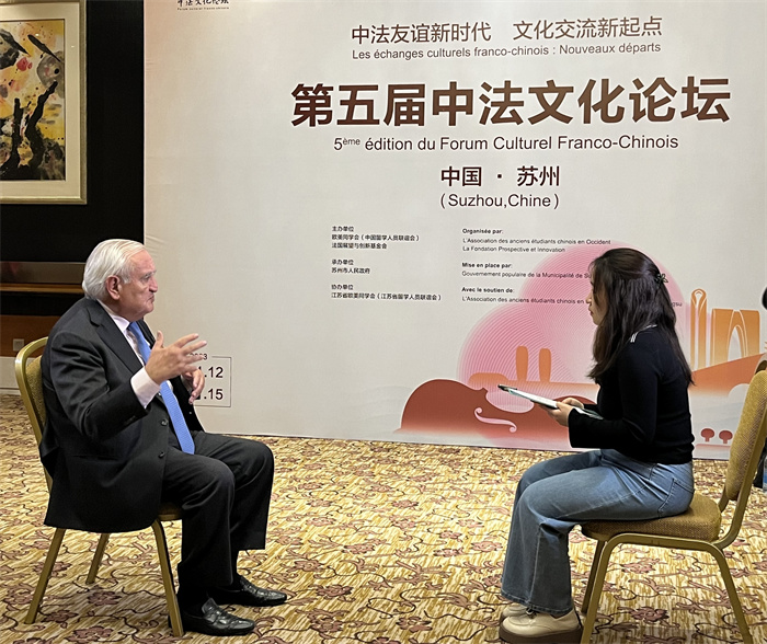 法國前總理、法國展望與創(chuàng)新基金會主席讓-皮埃爾·拉法蘭接受人民網(wǎng)的采訪。（國際在線供圖）