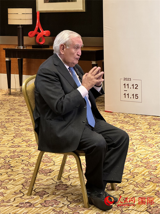 法國前總理、法國展望與創(chuàng)新基金會主席讓-皮埃爾·拉法蘭接受人民網(wǎng)的采訪。（人民網(wǎng) 謝瑩攝）
