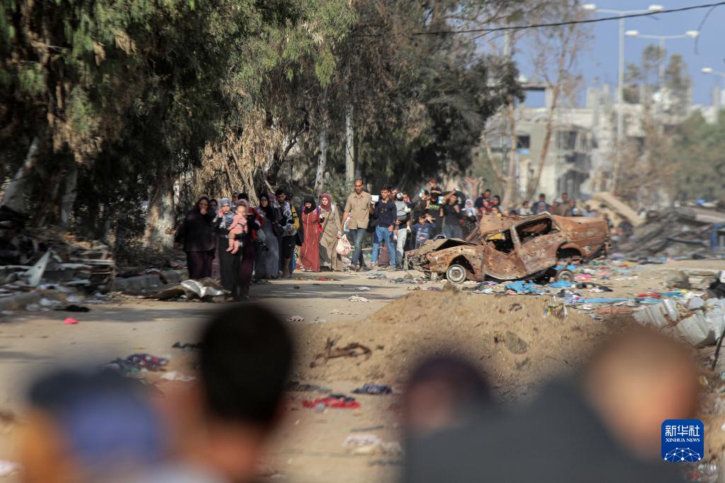11月18日，在加沙地帶南部地區(qū)，巴勒斯坦人向南遷移。