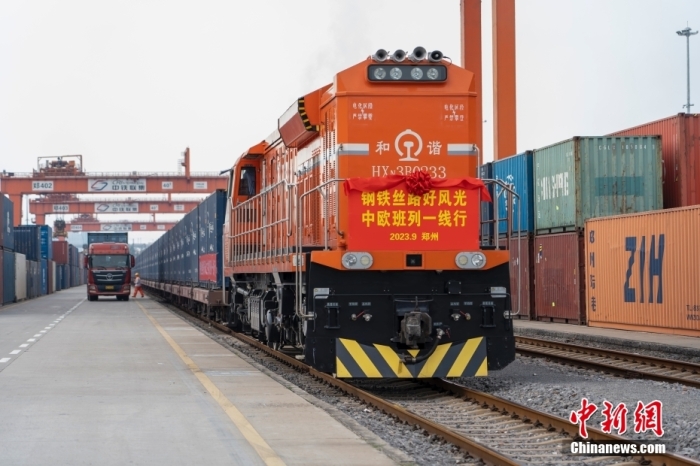 資料圖：河南鄭州，一列滿載貨物的中歐班列(鄭州)從中國鐵路鄭州局集團有限公司圃田車站駛出，開往德國漢堡。<a target='_blank' href='/'><p  align=