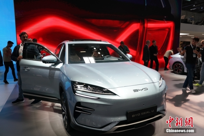 2023年德國(guó)國(guó)際汽車(chē)及智慧出行博覽會(huì)(IAA mobility)(亦簡(jiǎn)稱(chēng)慕尼黑國(guó)際車(chē)展)將于9月5日正式開(kāi)幕。在9月4日舉行的媒體日，記者看到諸品牌紛紛攜“拳頭”產(chǎn)品亮相。圖為當(dāng)日比亞迪SEAL U在歐洲首秀。<a target='_blank' href='/'><p  align=