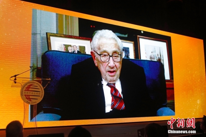 資料圖為當(dāng)?shù)貢r(shí)間2023年1月18日晚，美國中國總商會(huì)(CGCC)在紐約舉行2023年中國農(nóng)歷新年晚宴。圖為美國前國務(wù)卿亨利·基辛格以視頻方式致辭。<a target='_blank' href='/'><p  align=