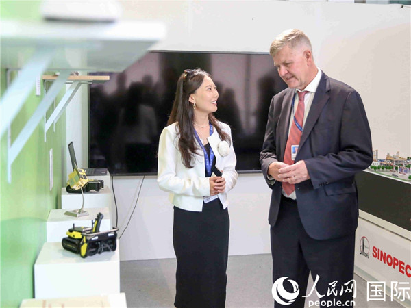 嘉賓參觀中國角展示。人民網(wǎng) 塔里克·易卜拉欣攝